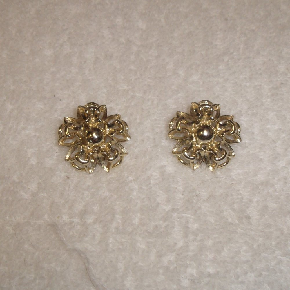 Leru clip on earrings gold open lace flowers gold
